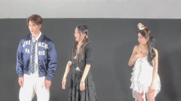 周也录制现场拒交平板,表情失控引热议