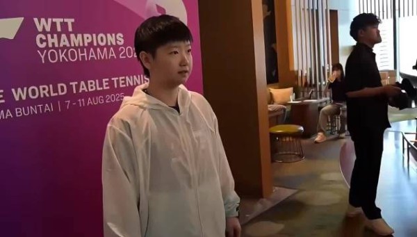孙颖莎亮相WTT横滨冠军赛球员晚宴，游荡一圈没啥吃的