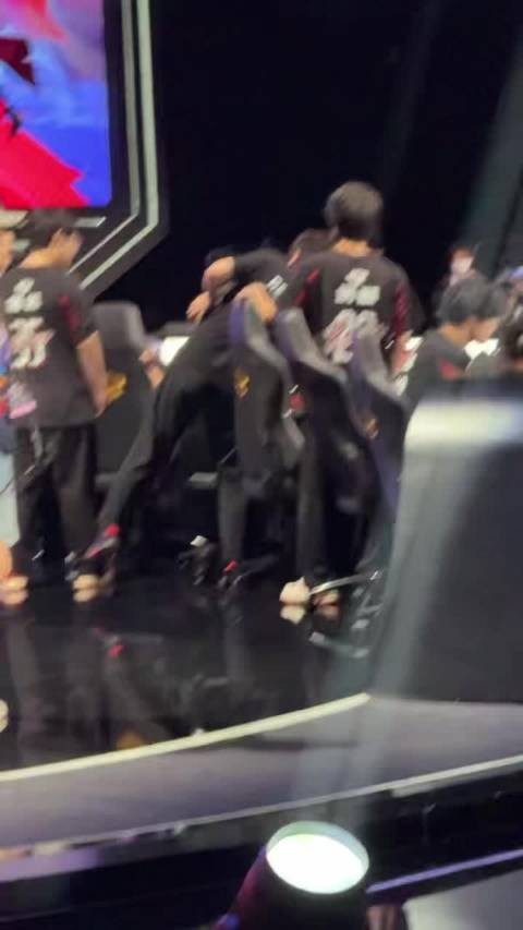 小东调试ing！发现过来找小牛串门的晚星