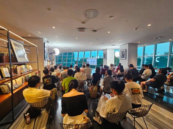 苗绿应邀在北京SKP书店参加《在全球化的世界中行走》读者见面会