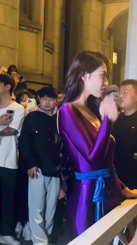 穿这衣服怎么上厕所