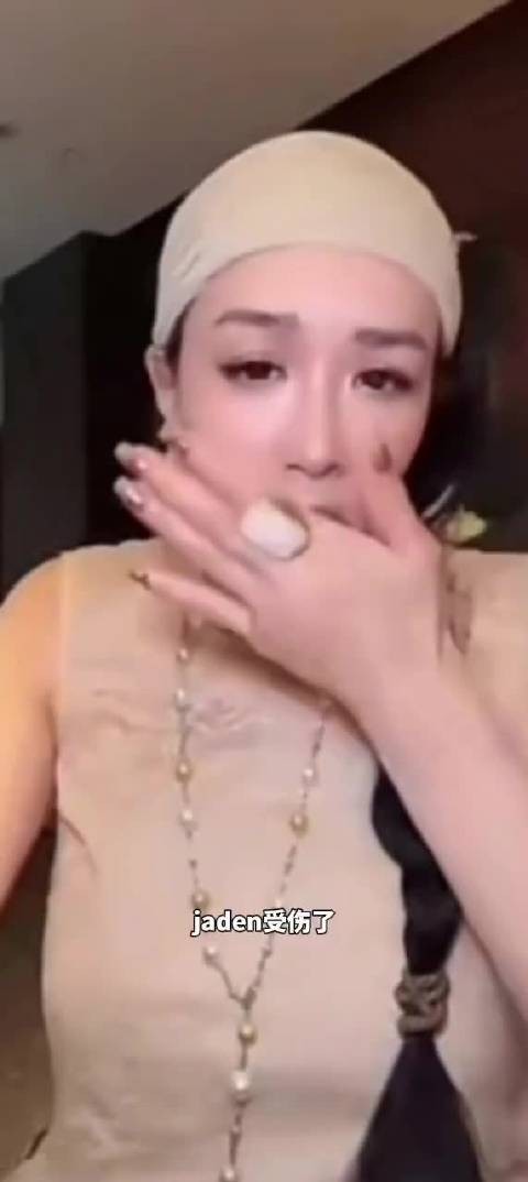 钟丽缇直播说二女儿jaden腿受伤了，然后下播了