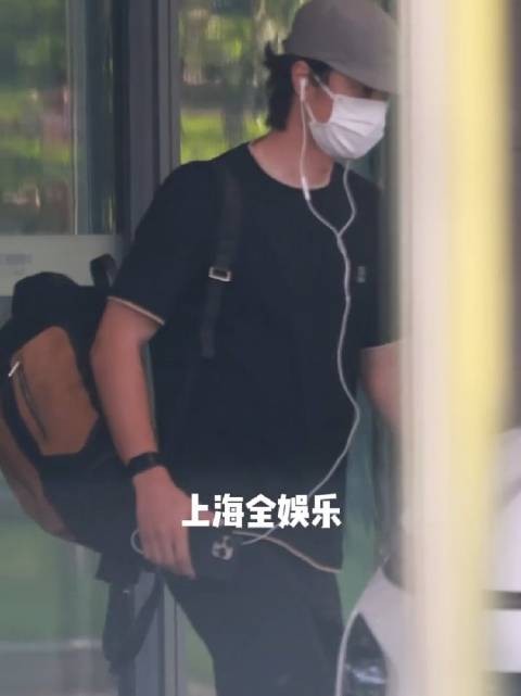 看起来晒黑了好多