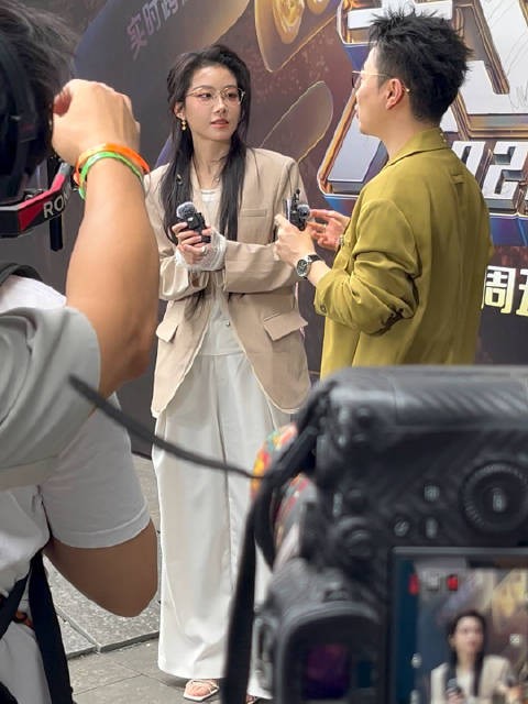 喻言超A造型亮相打歌2025红毯，现场呼声超高，太美喽