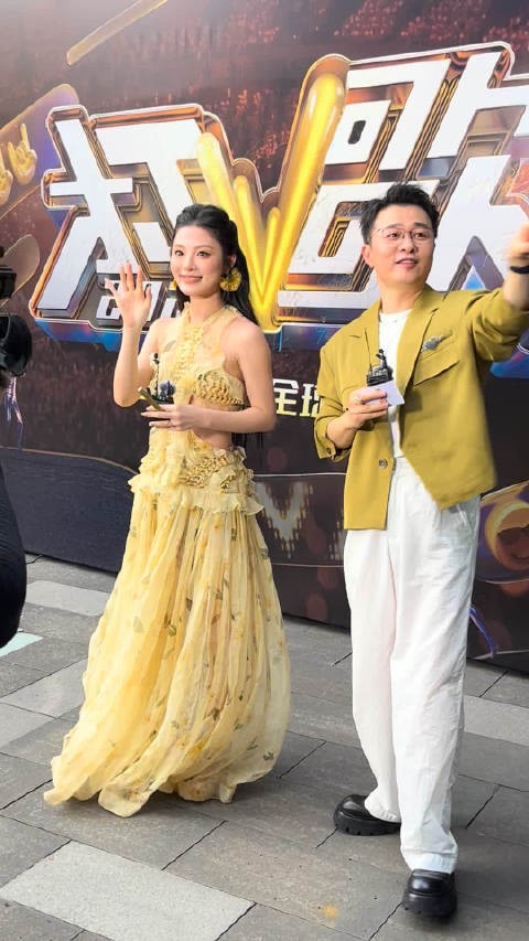姚晓棠亮相打歌2025，元气满满与粉丝互动