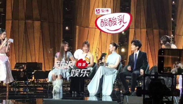 单依纯称歌手经历无法复制，未来音乐风格拭目以待