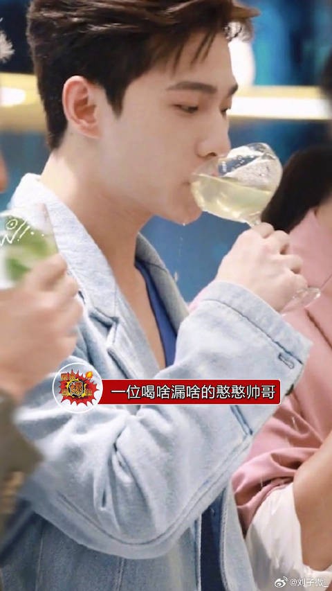 杨洋——人间花洒,喝啥必须要让他漏出来,这就是杨洋洒洒吗?