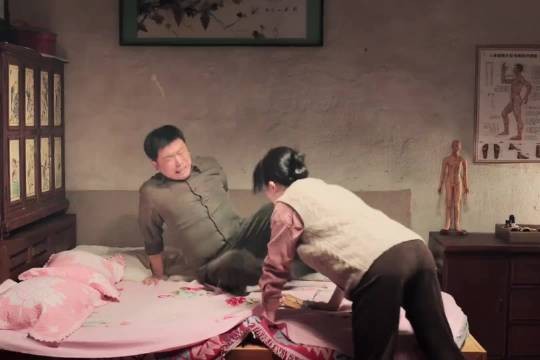 “在东北就没有不怕老婆的,不管嘴多硬都怕鸡毛掸子!” 电影不再退缩
