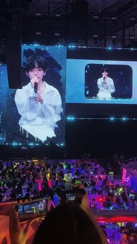 王橹杰公演舞台饭拍曝光，脸链造型吸睛