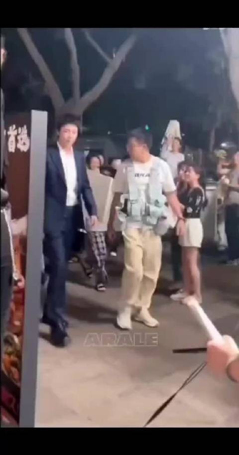 刘宇宁《玫瑰丛生》片场生图曝光,颜值引热议