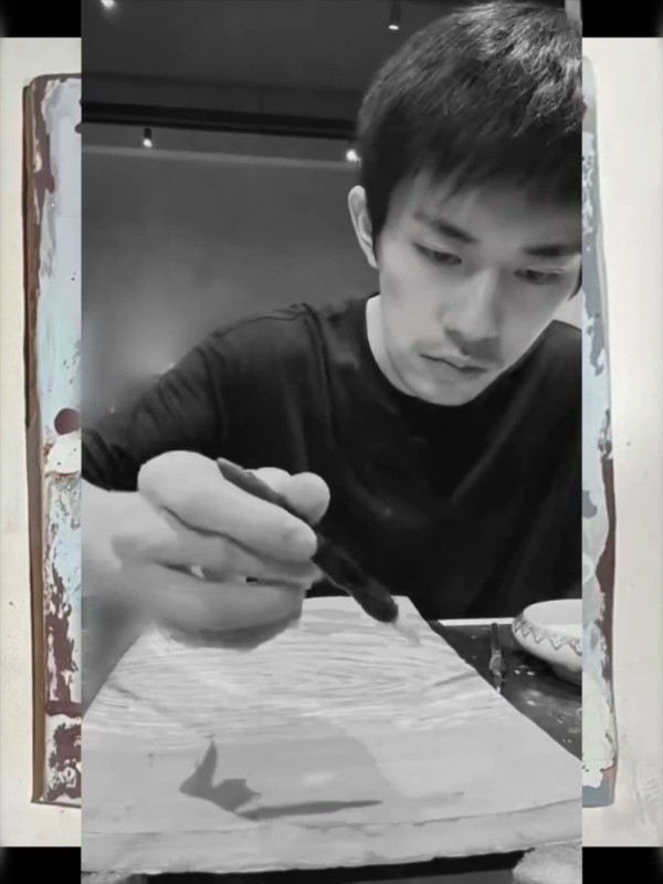 易烊千玺北京场预售开启，亲手设计瓷板画海报