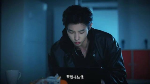 张集骏马小宇主演短剧《双刃》上线，卧底调查无人驾驶汽车致死案