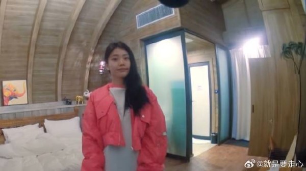不愧是韩国出道的！ 沈小婷早起素颜打招呼，完全不输妆造后