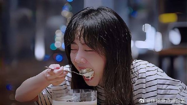 尖尖毫无形象拿大勺吃蛋糕，被凌霄撞见，场面尴尬