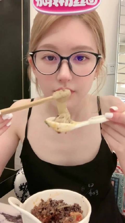 赵露思直播 上一秒好喜欢这个味道 下一秒被烫到吐出来
