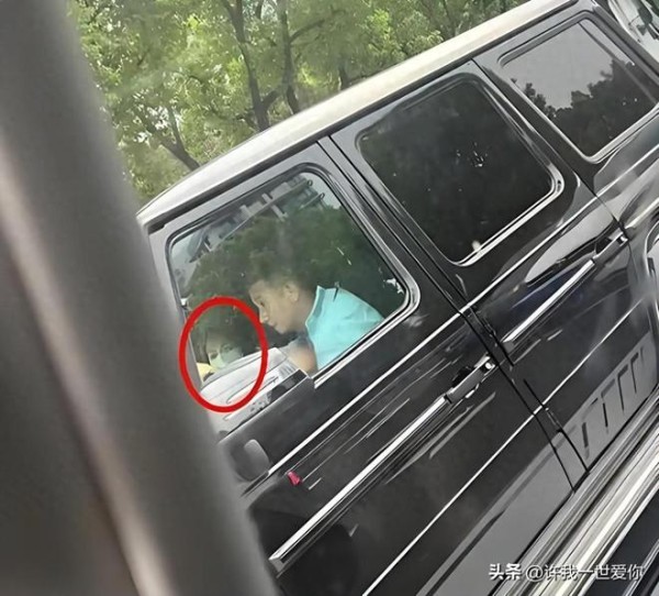 文章大G车副驾疑似姚笛，旧人重逢引猜测：在一起我敬你是条汉子
