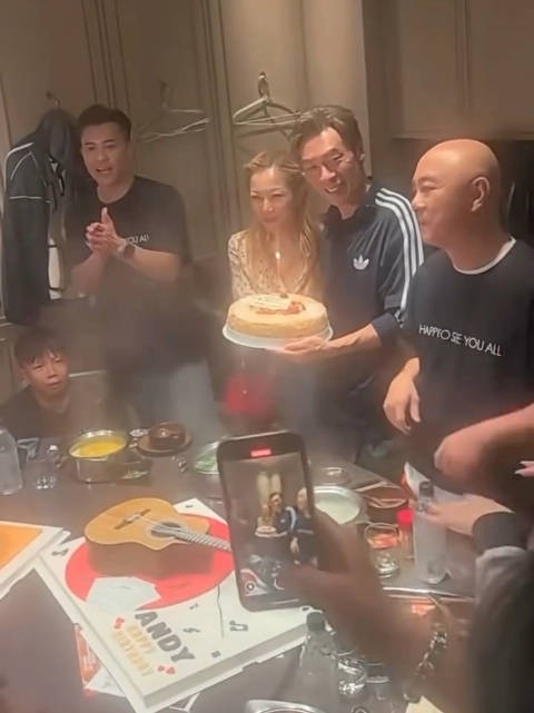 Big 4演唱会结束,适逢许志安58岁生日,队友和郑秀文一起为他庆祝
