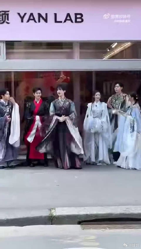颜安回应发博补合照，思念之意满满，欠的笛子舞快给安排上呀！
