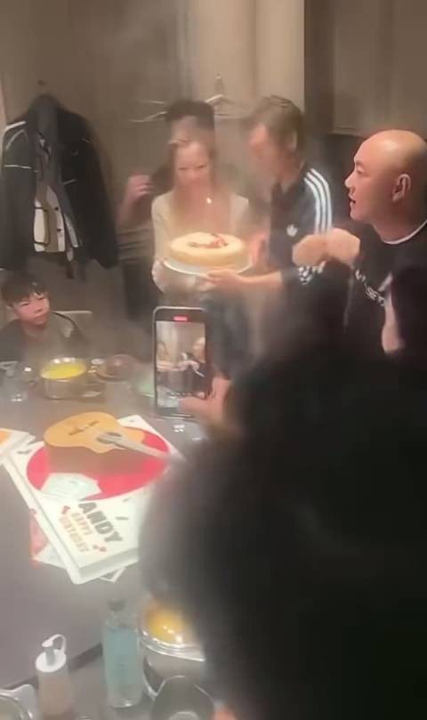 许志安58岁生日遇演唱会尾场，郑秀文含爱注视庆生