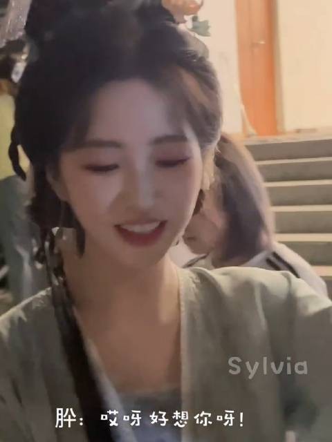杨肸子见面会表白粉丝称好想你