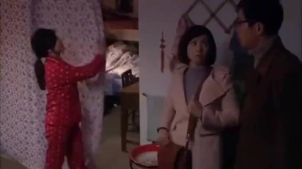 一间屋子住着两对夫妻，睡觉就总帘子隔开，到后半夜都尴尬