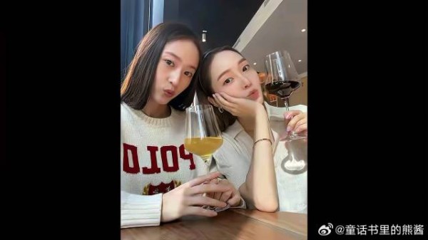 郑秀妍晒与妹妹郑秀晶合照 嘟嘴贴贴画面养眼