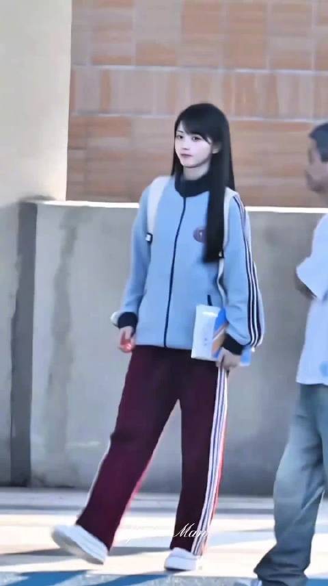 被小田萌晕! 田曦薇穿校服我都以为穿的是阿迪
