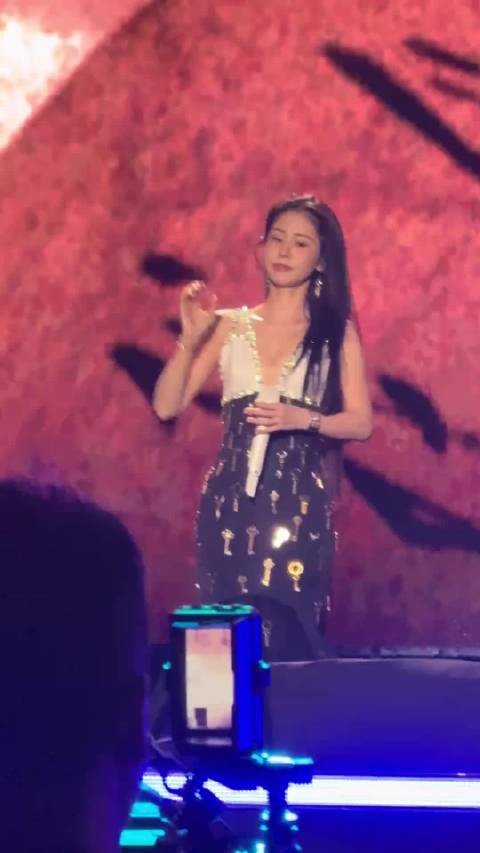 张碧晨工作室就演唱会延期致歉,歌迷期待新档期