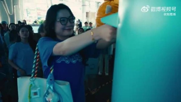 刘雨昕2025仙那度巡演上海站震撼开唱，3D裸眼大屏折扇舞美惊艳全场