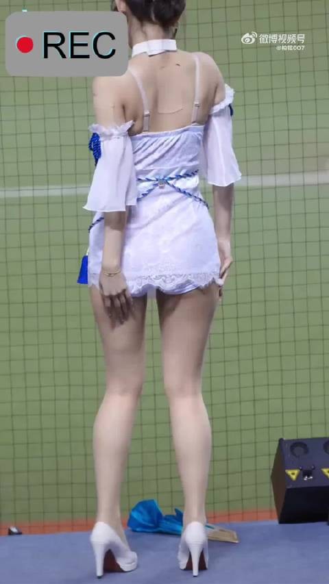 韩国妹子拉拉队，但是看起来倒像是日本妹子的打扮