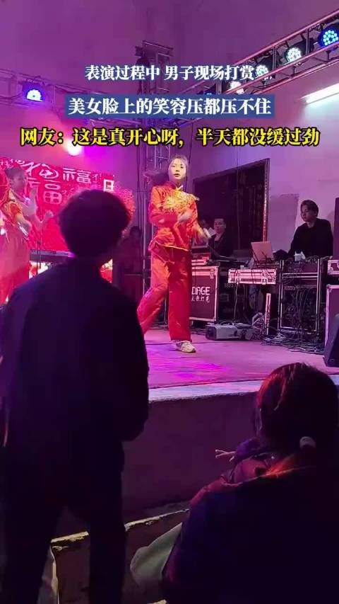 这是真开心呀,脸上的笑容压都压不住!