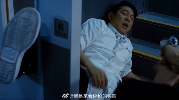李连杰眼看抓到罪犯 谁知王不二是猪队友，坑惨李连杰