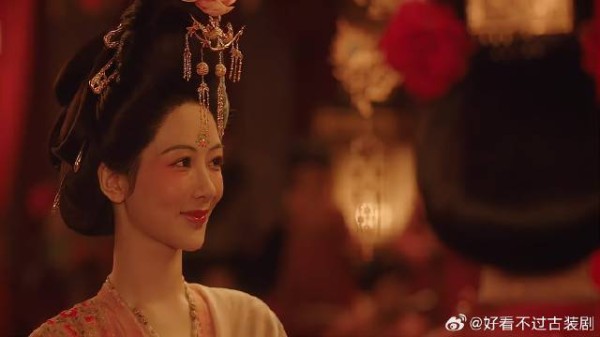 宁王义女就何淮芳晚来，故意挑她毛病，何淮芳做法机智