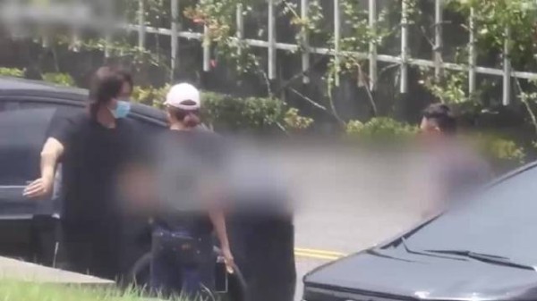 言承旭赴金宝山拜祭大S,悲伤落泪被狂风吹乱头发,独自吃斋面果腹