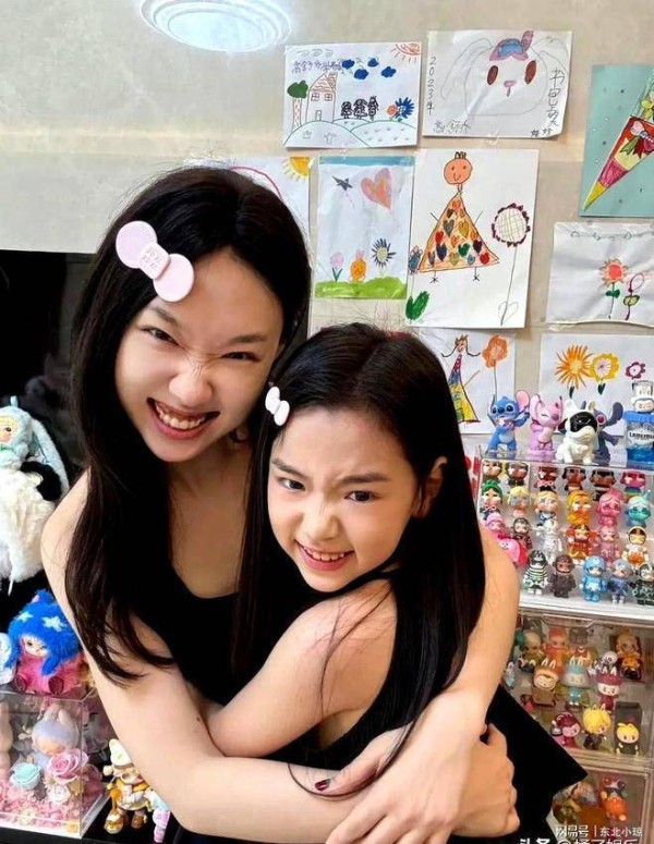 管乐晒小酒窝合照，比董璇更像母女，笑容神似如出一辙