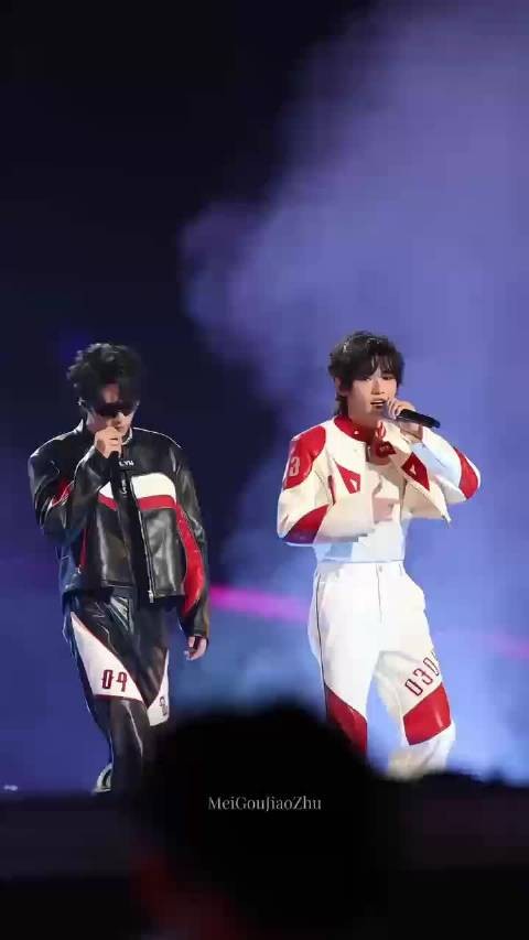 时团演唱会抢票难，粉丝争上大屏同框