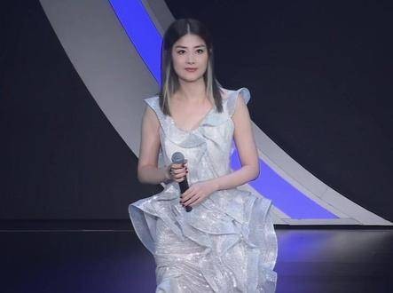 陈慧琳16岁的大儿子罕见露面，身材高大帅气，带着女伴一起为妈妈的演唱会助阵