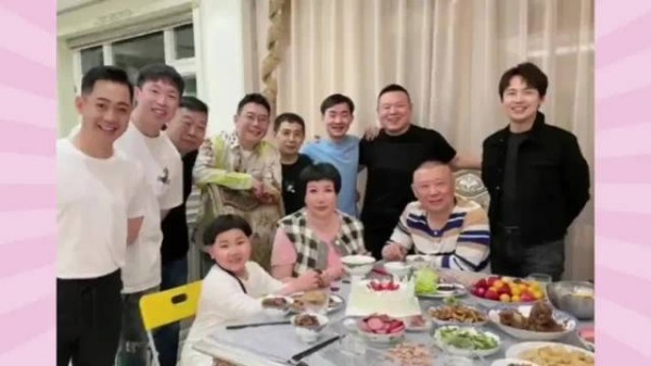 郭麒麟为后妈庆生站位显情商，与师兄弟同站后排