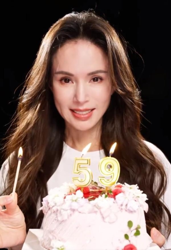 59岁李若彤晒生日视频：“做真正喜欢的事情，年龄只是数字，状态才是答案”，72岁赵雅芝送祝福