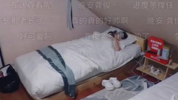李沁睡姿端正引关注