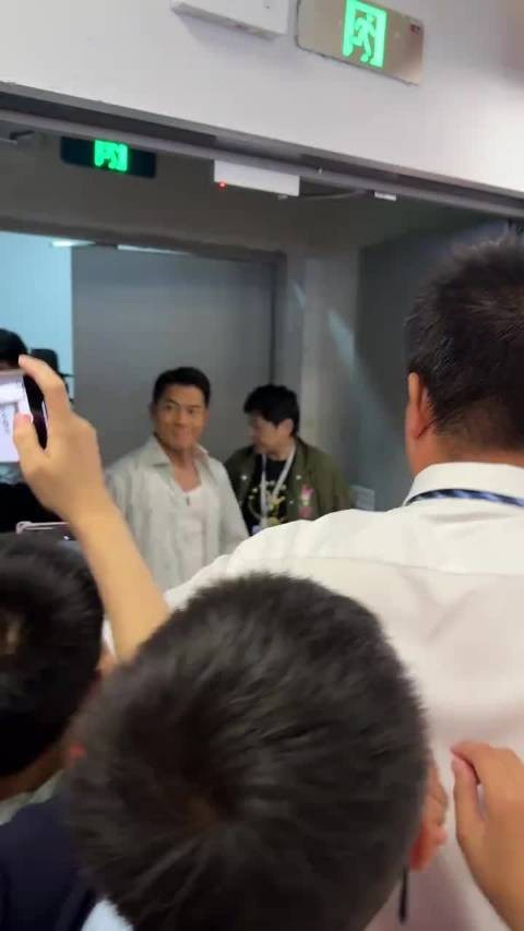 郭富城线下生图曝光，侧颜骨相引热议