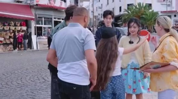 黄晓明羡慕沈月获外国小女孩亲吻拥抱