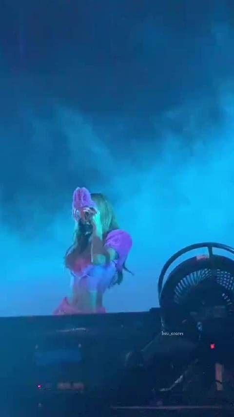 Lisa这次伦敦巡演带来的定制款labubu