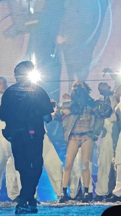 BLACKPINK伦敦演唱会Jennie与舞伴造型对比引注目