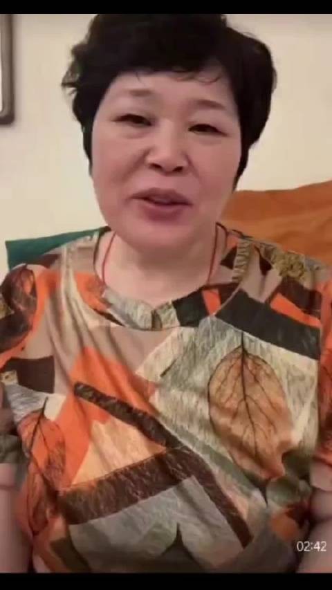 脱口秀演员房主任回应虚假人设等传闻：“被网上骂懵了”，称本名不叫樊春丽