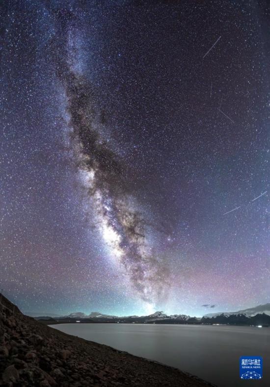 这是在佩枯错拍摄的银河（8月14日摄）。周边是英仙座流星雨的几颗流星。新华社发（马理朝摄）