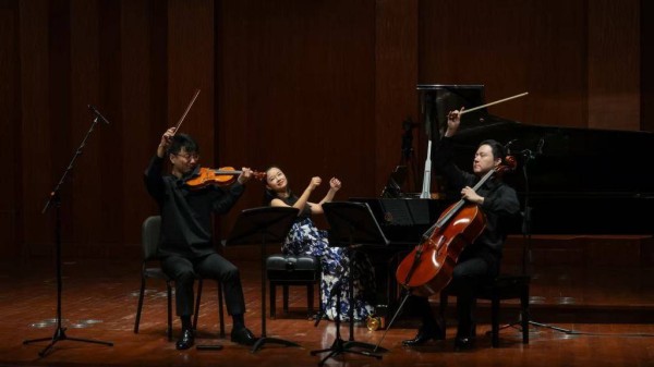 在三重奏中打开乐圣乐谱，三位音乐家上演“斗乐”派对