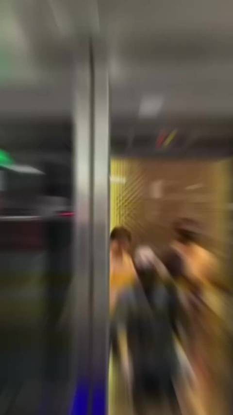 成毅今天上班路透，露额头还戴着墨镜酷酷的
