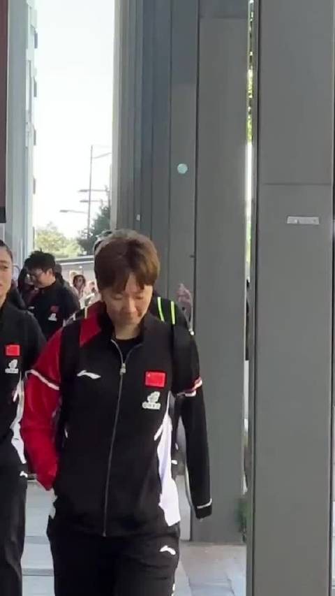 王曼昱和徐奕吃早餐了，后面跟着任浩和马琳，难道说