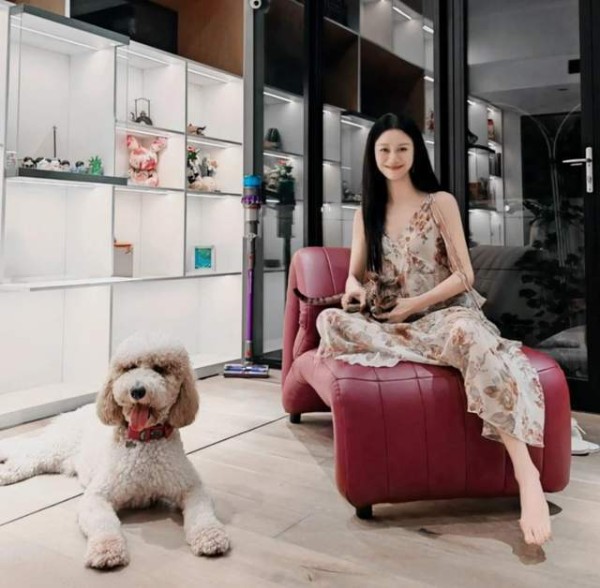 倪虹洁搬出50平公寓，和男友住别墅养10只宠物，很甜蜜但不会再婚